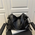 Grande borsa tote nera in pelle PU con trama a litchi e doppi spallacci - Nero