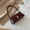 Bolso baguette retro de cuero marrón chocolate con cierre dorado y correa delgada - Marrón Oscuro