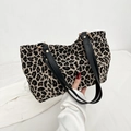 Borsa tote con stampa leopardata, trama intrecciata e cinturini in pelle con anelli - Khaki Leopardato