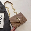 Borsa a tracolla in pelle trapuntata marrone con logo dorato, frange e catena - Cachi