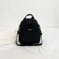 Piccolo zaino e borsa a tracolla in nylon nero con logo metallico per uso quotidiano casual - Nero