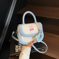 Borsa a sella blu e bianca da donna con stampa ciliegia e ciondolo a ciambella - Blu