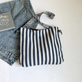 Borsa tote in tela a righe bianche e blu con tracolla intrecciata in stile bohémien - Blu