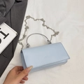 Petit sac bandoulière bleu clair à chaîne avec poignée argentée et logo mim gravé - Bleu Crème