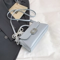 Detalle de bolso cuadrado azul claro con hebilla G plateada y colgante de encaje y perlas - Sin colgante / Azul