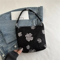 Elegante borsa tote in tela nera con motivo floreale bianco e manico singolo - Nero