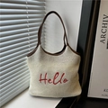 Beigefarbene gewebte Stroh-Tote-Bag mit rotem Hello-Stick und braunen Ledergriffen - Beige