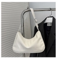 Detailopname van een witte glanzende leren hobo-tas met verstelbare zilveren gesp - Wit
