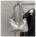 Detail van zilveren hobo tas met metallic finish textuur en verstelbare schouderband - Zilver