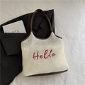 Wollweiße Strick-Tragetasche mit roter Hello-Stickerei und braunen Ledergriffen - Beige