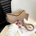 Elegante bolso de hombro tipo media luna en cuero beige con detalles dorados - Caqui
