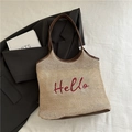 Gewebte Strohtasche mit roter Hello-Stickerei und braunen Ledergriffen in Beige - Khaki