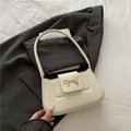 Bolso de hombro beige elegante en cuero sintético con un broche de lazo dorado metálico - Blanco