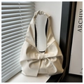 Detalle del bolso de hombro crema con lazo grande y pliegues de cuero sintético suave - Blanco