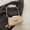 Bolso de hombro baguette beige minimalista con lazo metálico y acabado en cuero mate - Caqui