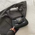 Bolso baguette negro elegante con hebilla de lazo dorado y acabado en cuero liso - Negro
