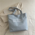 Lichtblauwe canvas draagtas met wit 'Less Mondays More Sundays' borduurwerk - Lichtblauw