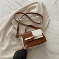 Borsa a tracolla vintage in pelle marrone e bianca con chiusura a rotazione oro - Marrone