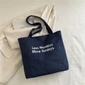 Donkerblauwe canvas draagtas met wit geborduurde tekst Less Mondays More Sundays - Donkerblauw