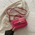 Borsa a sella patchwork rosa con chiusura dorata e tracolla regolabile - Rosa