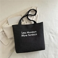 Zwarte canvas draagtas met wit Less Mondays More Sundays borduursel en stevige textuur - Zwart