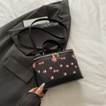 Retro Handtasche in Schwarz mit rotem Kirschdruck und goldenem Reißverschluss - Schwarz
