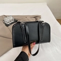 Bolso cuadrado de cuero negro con costuras blancas en contraste y letras doradas - Negro