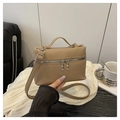 Dettaglio borsa in pelle martellata kaki con doppia zip argento e manico superiore - A Mano/A Spalla/Tracolla / Cachi