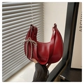 Detalle de bolso media luna rojo en charol con colgante de lazo de cuentas plateadas - Negro