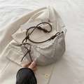 Bolso bandolera de mezclilla gris beige en forma de luna con cadena de perlas y cuero - Gris