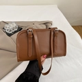 Bolso de hombro de cuero marrón con texto dorado y correas con hebillas metálicas - Marrón