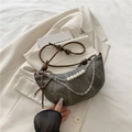 Bolso de hombro de mezclilla gris oscuro con cadena de perlas y correa marrón - Negro