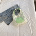 Tragetasche mit grüner Schleife und Gingham-Tasche im stylischen Halbmond-Design - Grün Wendbar