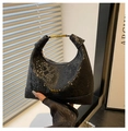 Dettaglio borsa hobo nera con trama a serpente e manico in metallo dorato lucido - Nero