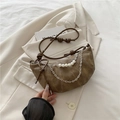 Bolso croissant marrón con perlas, cadena plateada y costuras blancas decorativas - Marrón