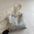 Hellblaue Canvas-Tragetasche mit Blumenmuster, Seilgriff und dekorativem gemustertem Seidenschal - Blau