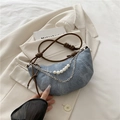 Bolso de media luna en denim azul claro con cadenas de perlas y correa de cuero marrón - Azul