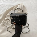 Piccola borsa box nera trapuntata con borchie argento e pendente a rosa chic - Nero