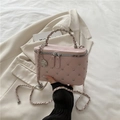 Borsa a scatola trapuntata rosa con borchie argento, catena e ciondolo a forma di rosa - Rosa