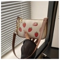 Détail de l'imprimé fraise sur sac en cuir PU blanc cassé avec chaîne dorée - Brun Foncé