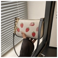 Imprimé fraise sur sac bandoulière blanc avec garniture en cuir noir et chaîne dorée - Noir