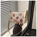 Détail du sac bandoulière à imprimé fraise avec zip doré et chaîne décorative - Kaki
