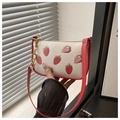 Détail du sac d'épaule en PU blanc avec imprimé fraise et chaîne en métal doré - Rouge