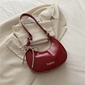 Sac demi-lune en cuir verni bordeaux avec noeud en perles argentées et logo - Rouge