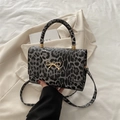 Borsa a tracolla con stampa leopardata nera e grigia e fiocco dorato decorativo - Nero