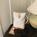 Minibolso bandolera blanco crema con cierre de perla grande y fina correa de cuero - Blanco