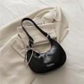 Sac d'épaule demi-lune noir brillant avec pendentif nœud perlé argenté et texte - Noir