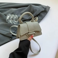 Mini borsa a tracolla verde salvia in tessuto twill con manico spesso e trapezio - Verde