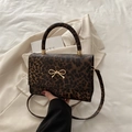 Borsa leopardata con fibbia a fiocco dorato e tracolla su blazer beige - Marrone