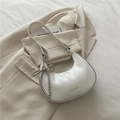 Sac sous les bras demi-lune blanc chic avec breloque nœud perlé argenté et cuir PU - Blanc